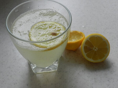 citrón a čistenie mikrovlnky
